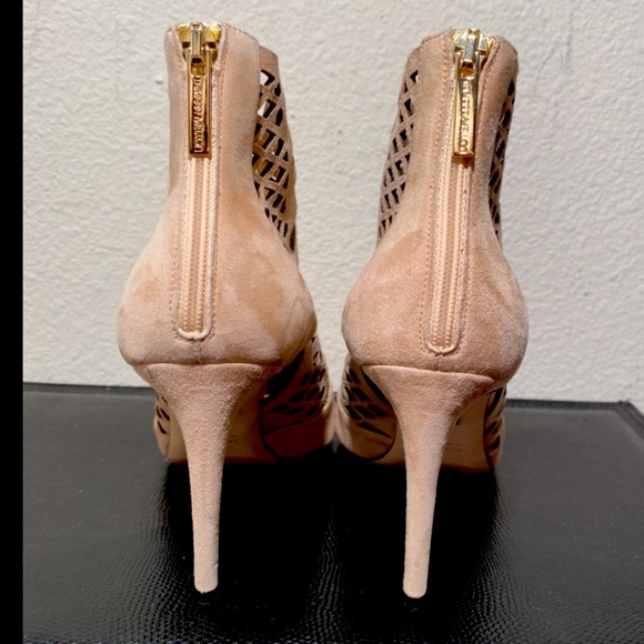 Tamara Mellon Femme Ankle LaserCut Booties NWOT 38 - Picture 4 of 6